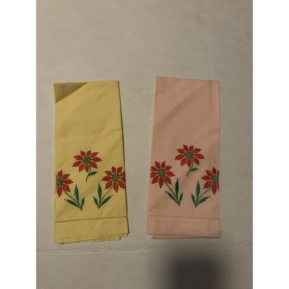 Pair Of Vintage Hand Tea Guest Towels Christmas Poinsettia Embroidered 11” X 19”